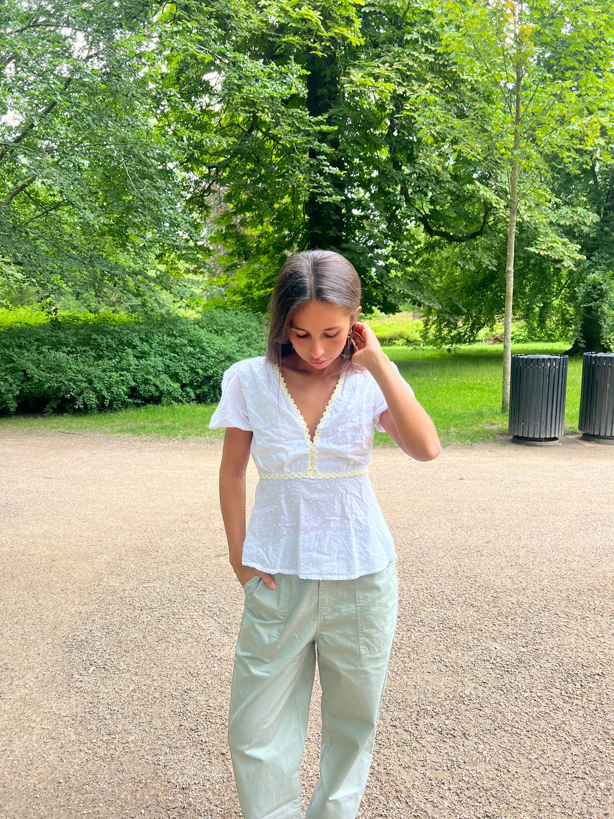 Toria top with flowers - White
