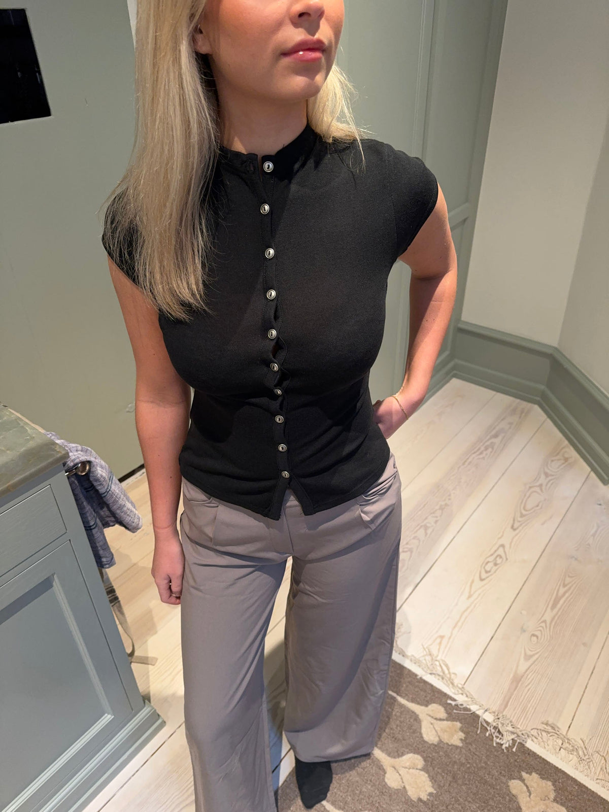 Leonie t-shirt with buttons - Black