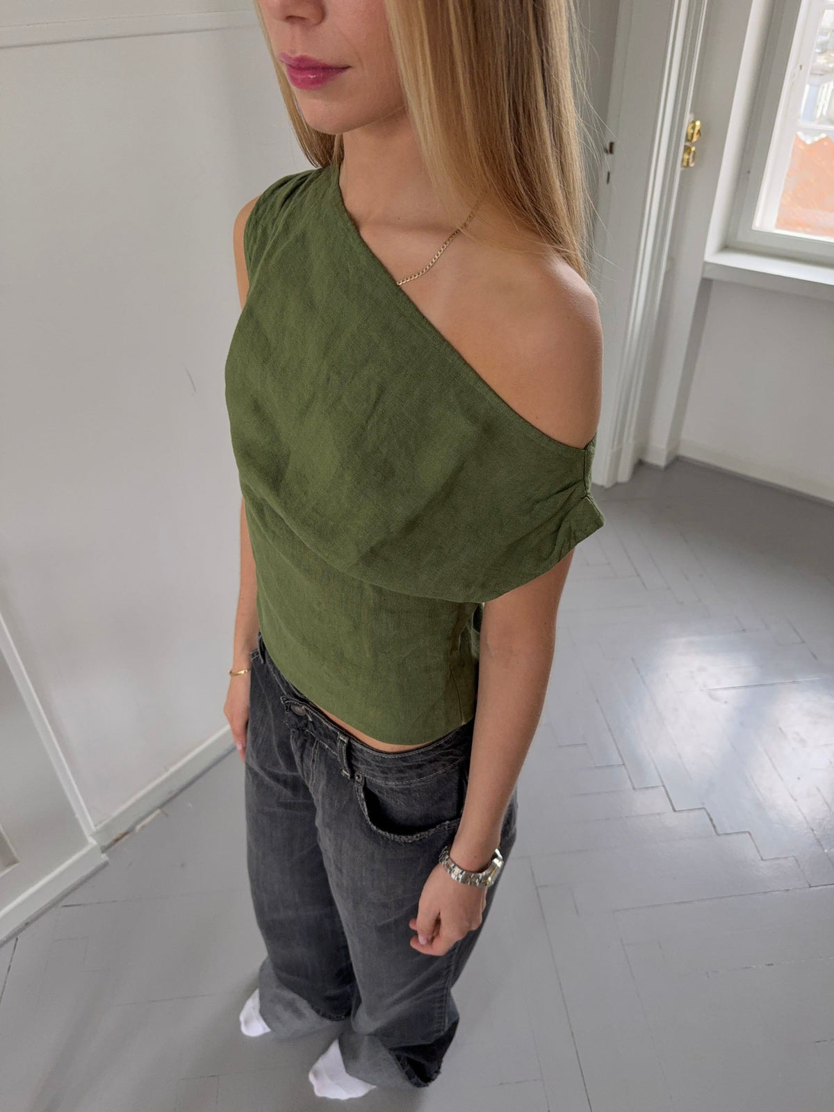 Tiril one shoulder top in linen – Green
