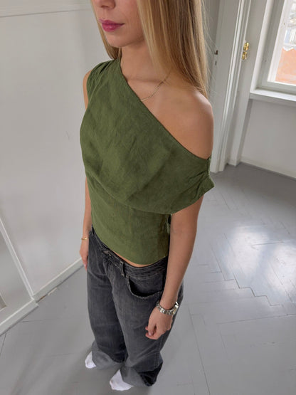 Tiril one shoulder top in linen – Green