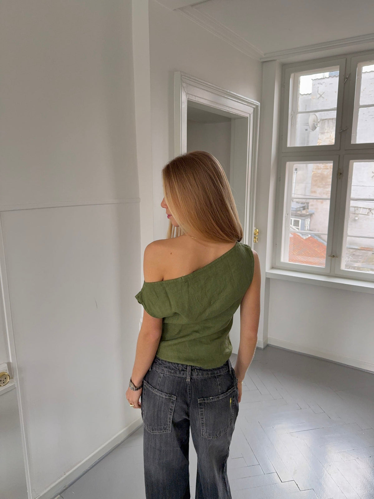 Tiril one shoulder top in linen – Green