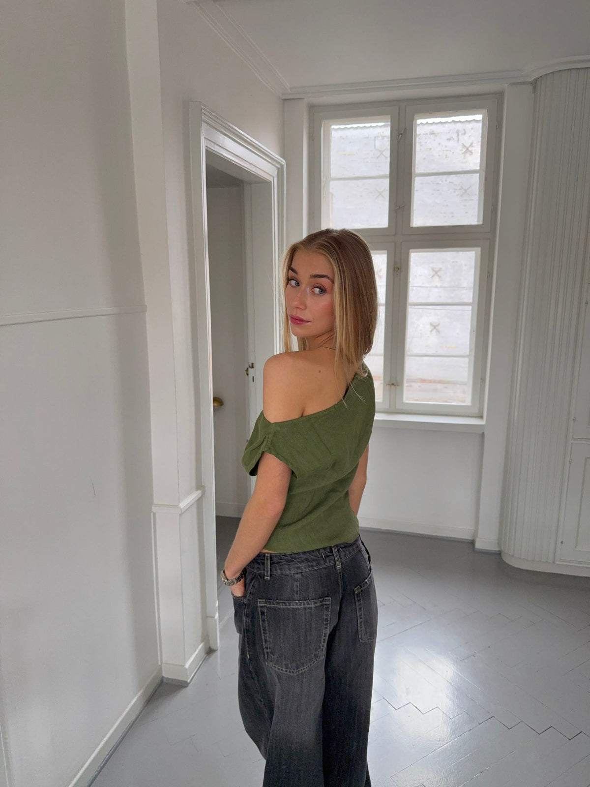 Tiril one shoulder top in linen – Green